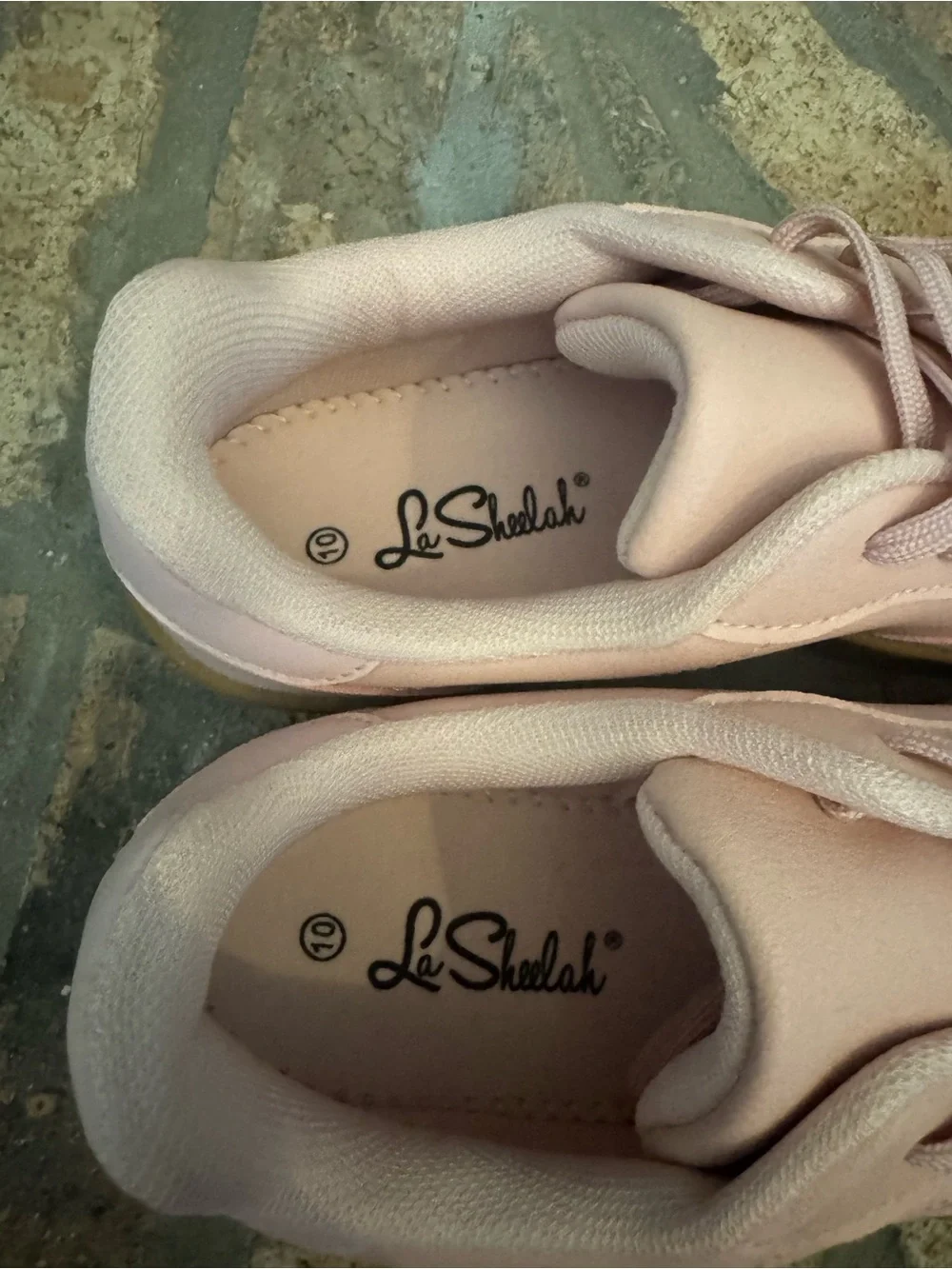 NWT Le Sheelah  Blush Pink Platform Sneakers with Gum Sole  Size 10